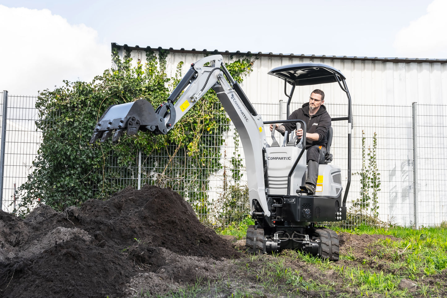 Bobmaster Plus diesel minigraver - 970 kg med drejearm og justerbar undervogn, inkl. skovlsæt