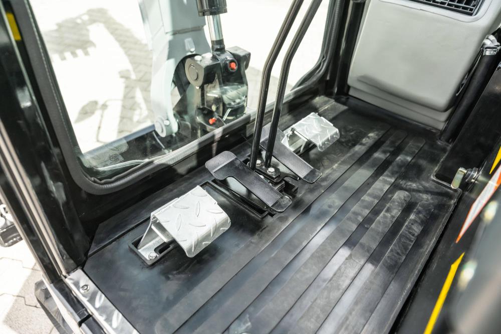 Bobmaster Premium diesel minigraver - 1900 kg med drejearm og joystick, inkl. skovlsæt