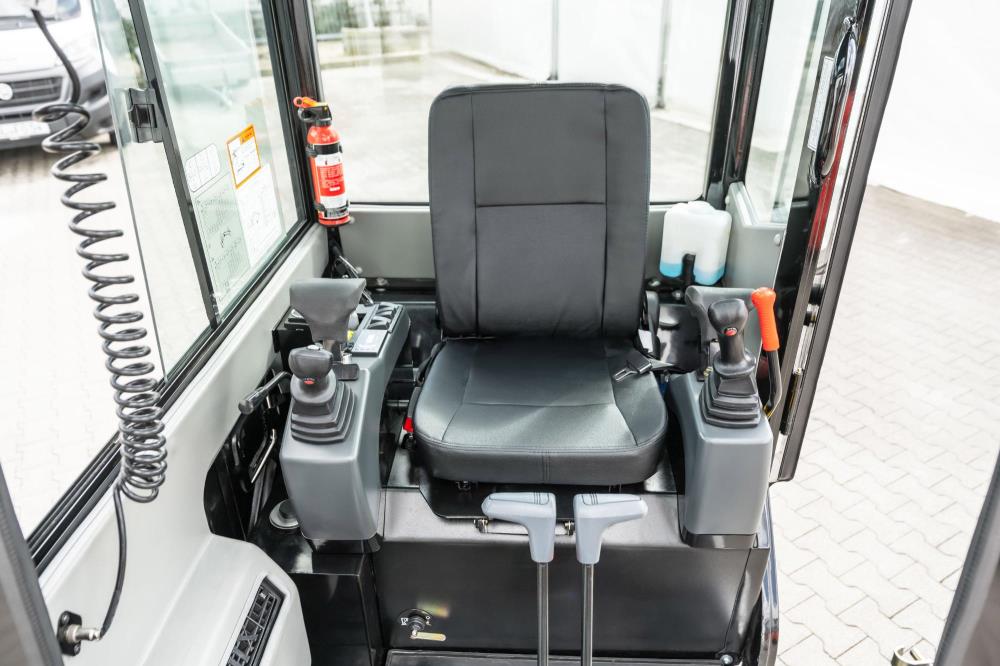 Bobmaster Premium diesel minigraver - 1900 kg med drejearm og joystick, inkl. skovlsæt