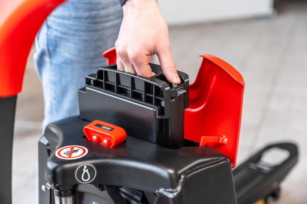 ForkLion PREMIUM El-palleløfter med vægt og støttehjul, 1500 kg kapacitet, inkl. batteri og oplader