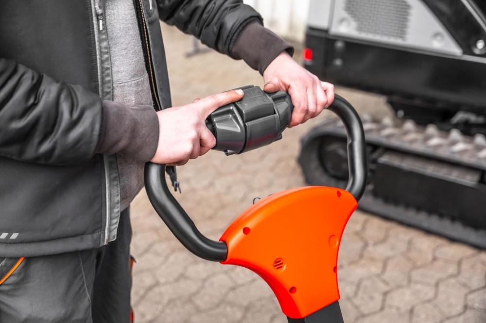 ForkLion PREMIUM El-palleløfter med vægt og støttehjul, 1500 kg kapacitet, inkl. batteri og oplader