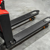 ForkLion PREMIUM El-palleløfter med vægt og støttehjul, 1500 kg kapacitet, inkl. batteri og oplader