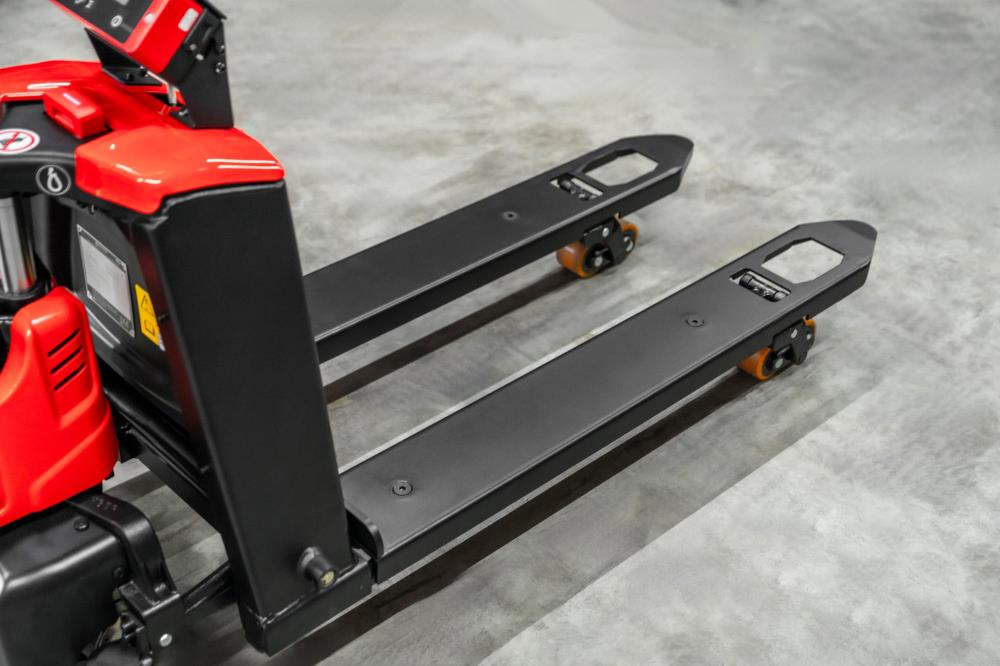 ForkLion PREMIUM El-palleløfter med vægt og støttehjul, 1500 kg kapacitet, inkl. batteri og oplader