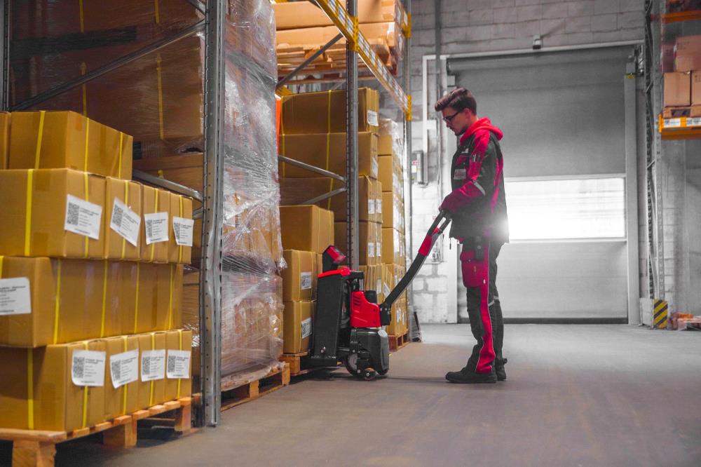 ForkLion PREMIUM El-palleløfter med vægt og støttehjul, 1500 kg kapacitet, inkl. batteri og oplader