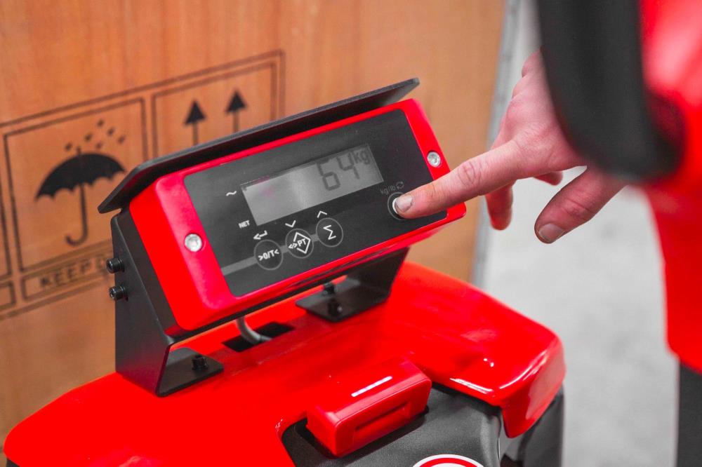 ForkLion PREMIUM El-palleløfter med vægt og støttehjul, 1500 kg kapacitet, inkl. batteri og oplader