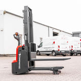 CS12i Elektrisk Stabler med initialløft - 1200 kg kapacitet, løftehøjde op til 3300 mm