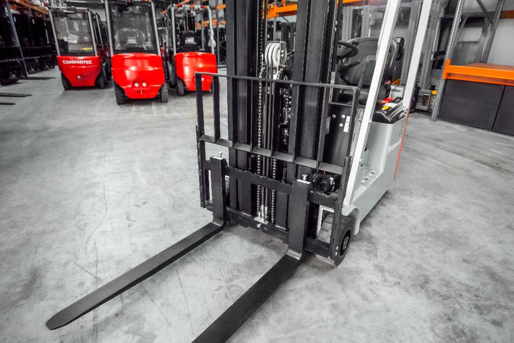ECO15Li – El gaffeltruck 3-hjulet, kapacitet 1500 kg, løftehøjde 4350 mm, Li-ion batteri