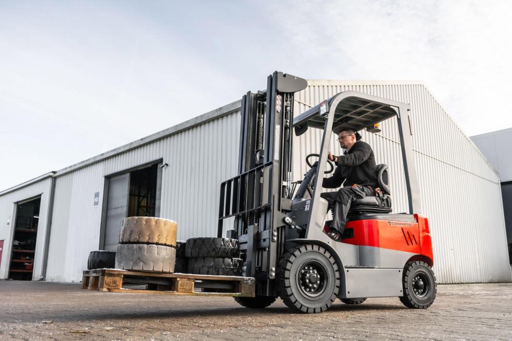 CSX - El gaffeltruck 4-hjulet halvkabine, kapacitet op til 2500 kg, løftehøjde 4800 mm, Li-ion batteri