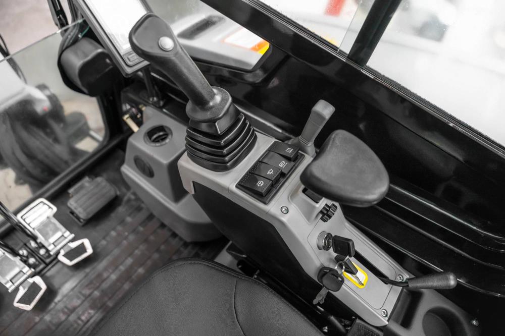 Bobmaster Ultimate diesel minigraver - 2680 kg med drejearm og joystick, inkl. skovlsæt