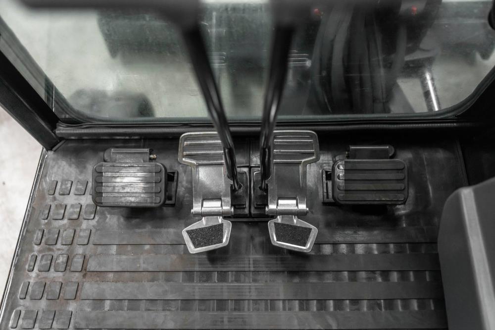 Bobmaster Ultimate diesel minigraver - 2680 kg med drejearm og joystick, inkl. skovlsæt