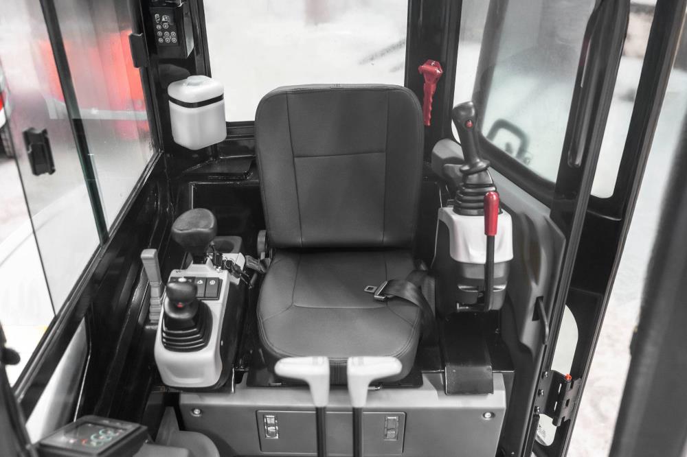 Bobmaster Ultimate diesel minigraver - 2680 kg med drejearm og joystick, inkl. skovlsæt