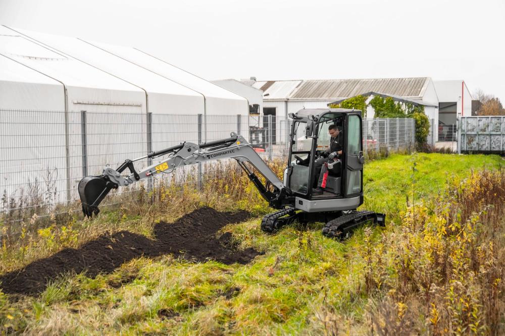 Bobmaster Ultimate diesel minigraver - 2680 kg med drejearm og joystick, inkl. skovlsæt