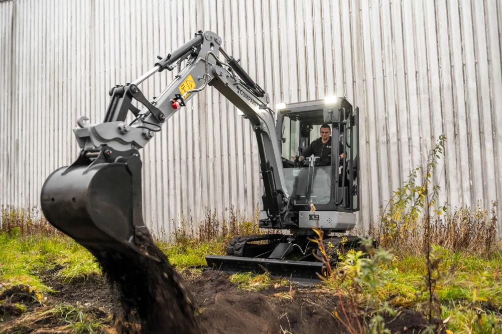 Bobmaster Ultimate diesel minigraver - 2680 kg med drejearm og joystick, inkl. skovlsæt