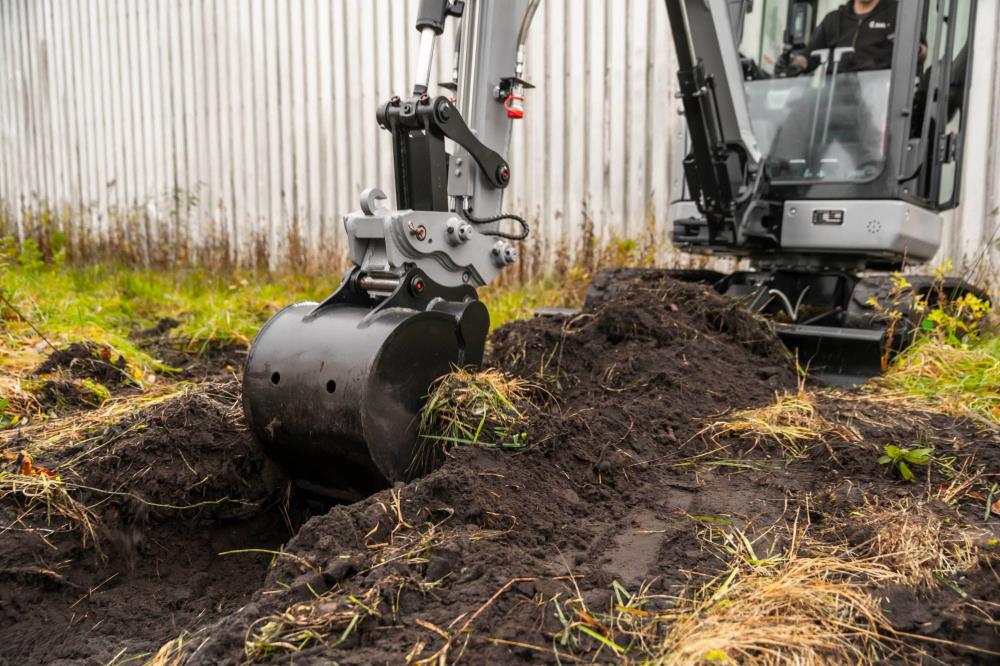 Bobmaster Ultimate diesel minigraver - 2680 kg med drejearm og joystick, inkl. skovlsæt