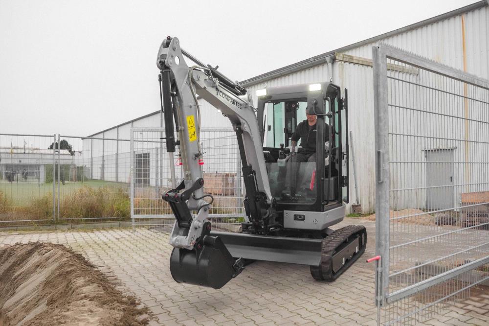 Bobmaster Ultimate diesel minigraver - 2680 kg med drejearm og joystick, inkl. skovlsæt