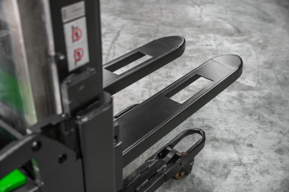 BRUGT: Cesab S316L Elektrisk Stabler med initialløft - 1600 kg kapacitet, løftehøjde 5400 mm
