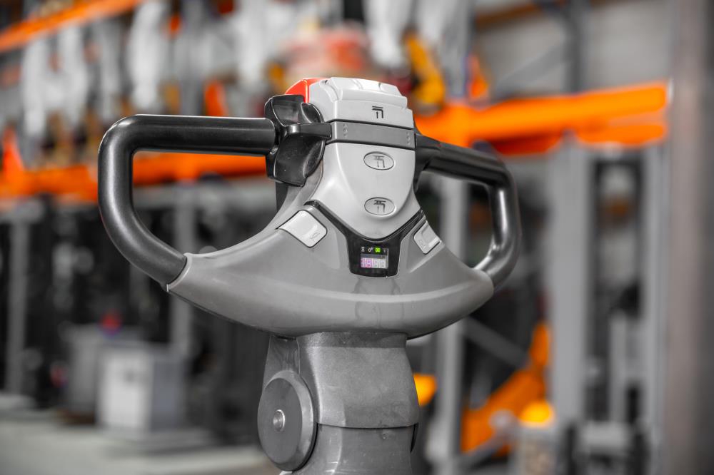 BRUGT: Cesab S316L Elektrisk Stabler med initialløft - 1600 kg kapacitet, løftehøjde 5400 mm