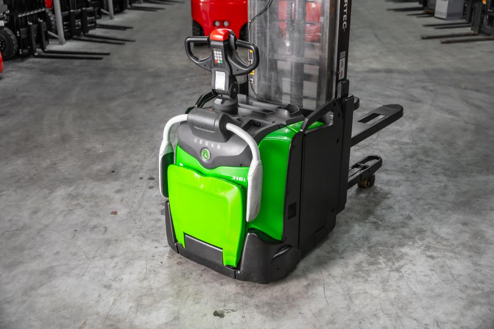 BRUGT: Cesab S316L Elektrisk Stabler med initialløft - 1600 kg kapacitet, løftehøjde 5400 mm