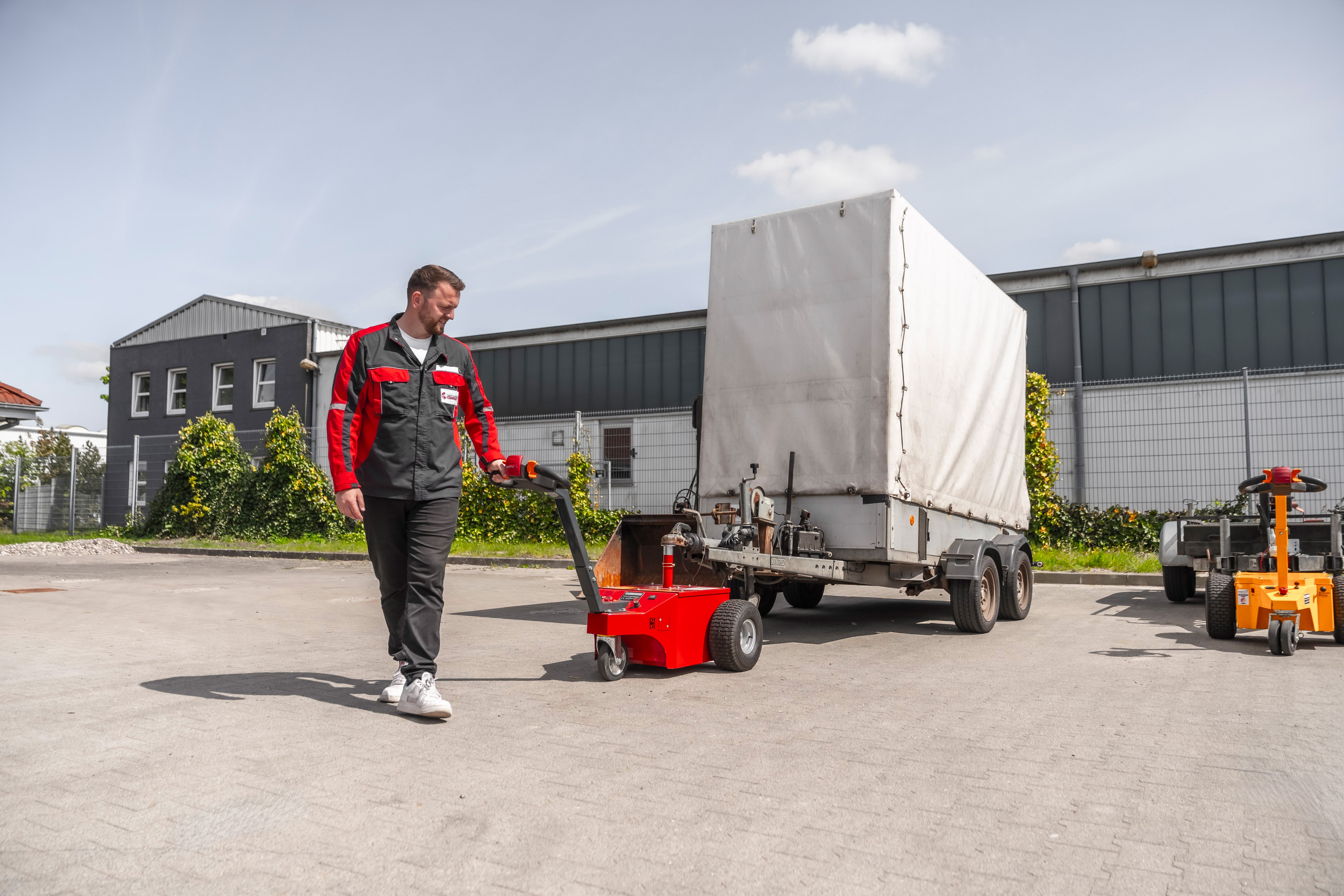 Elektrisk mover flytter en trailer på et industriområde