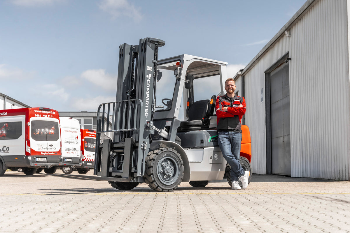 Companyshop24-medarbejder ved en ny gaffeltruck og servicebiler