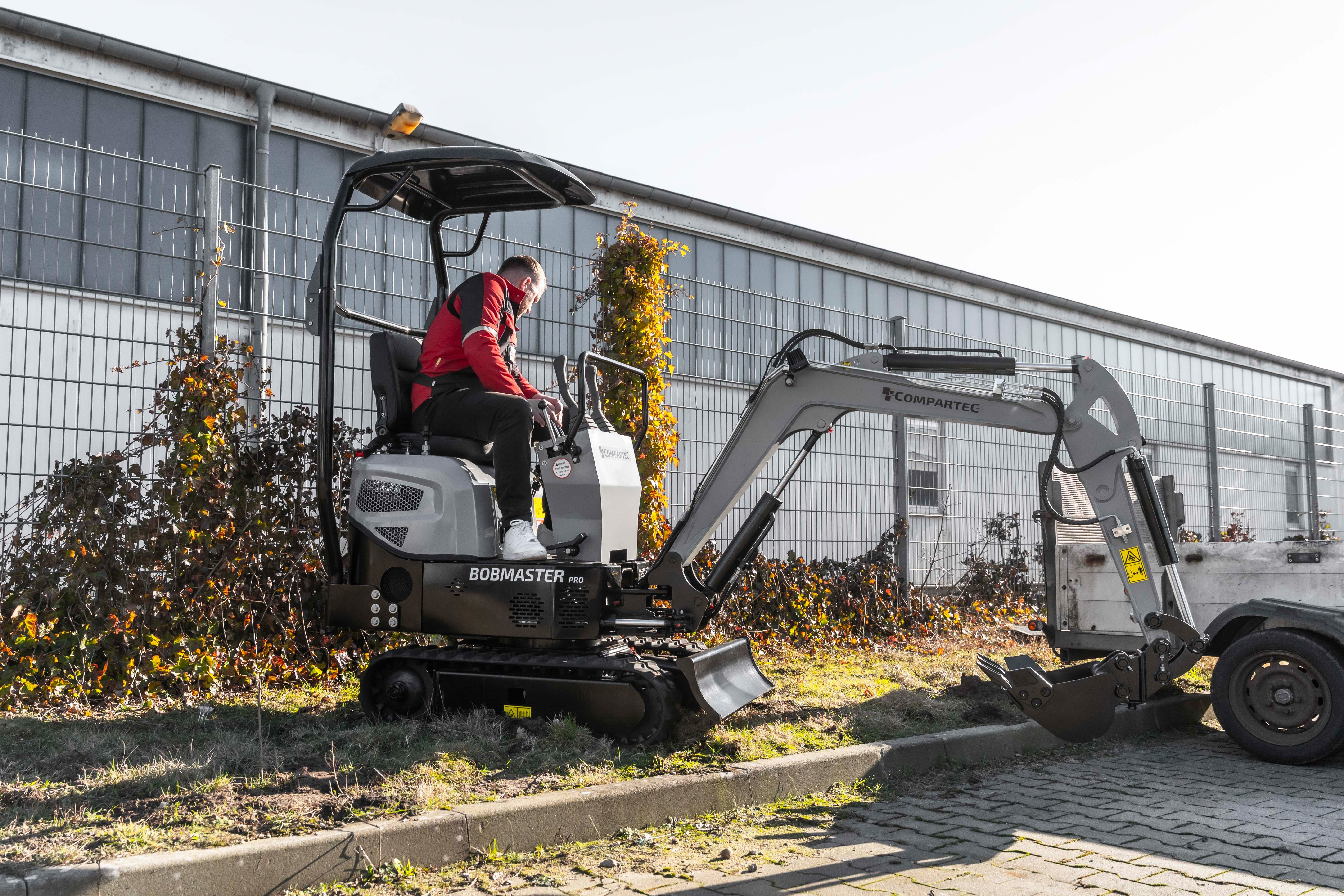 Kompakt Bobmaster minigraver i arbejde ved et privat haveprojekt