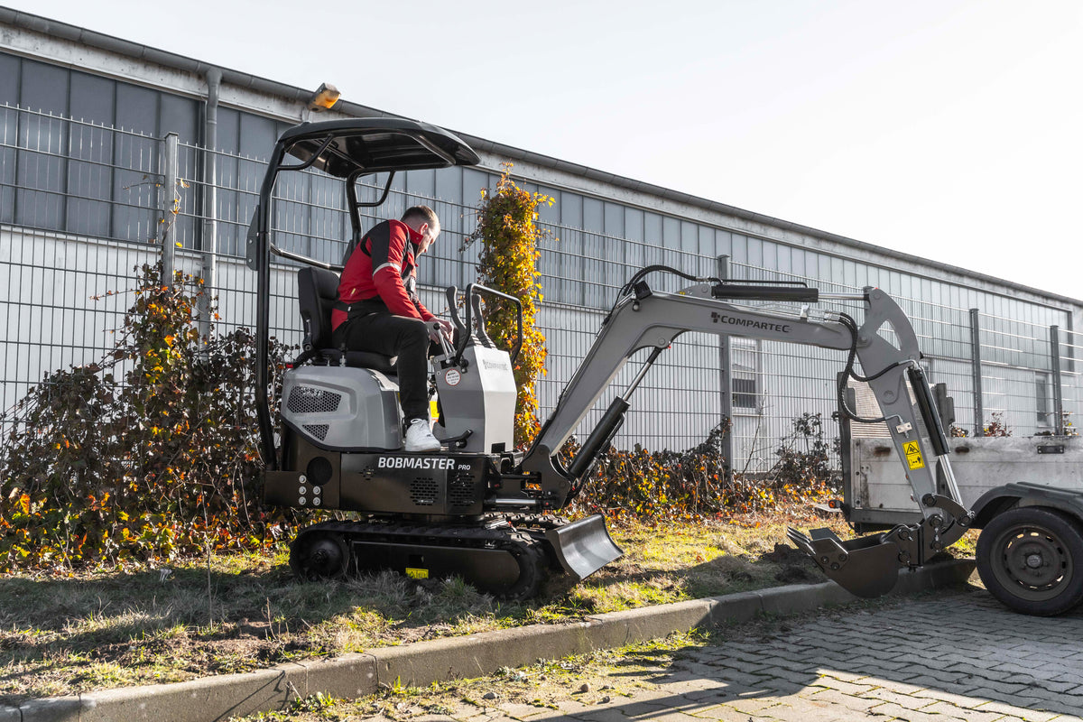 Kompakt Bobmaster minigraver i arbejde ved et privat haveprojekt
