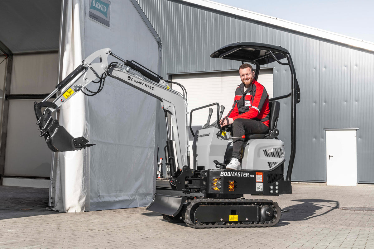 Kompakt Bobmaster Pro minigraver ved en smal adgang til arbejdsområdet