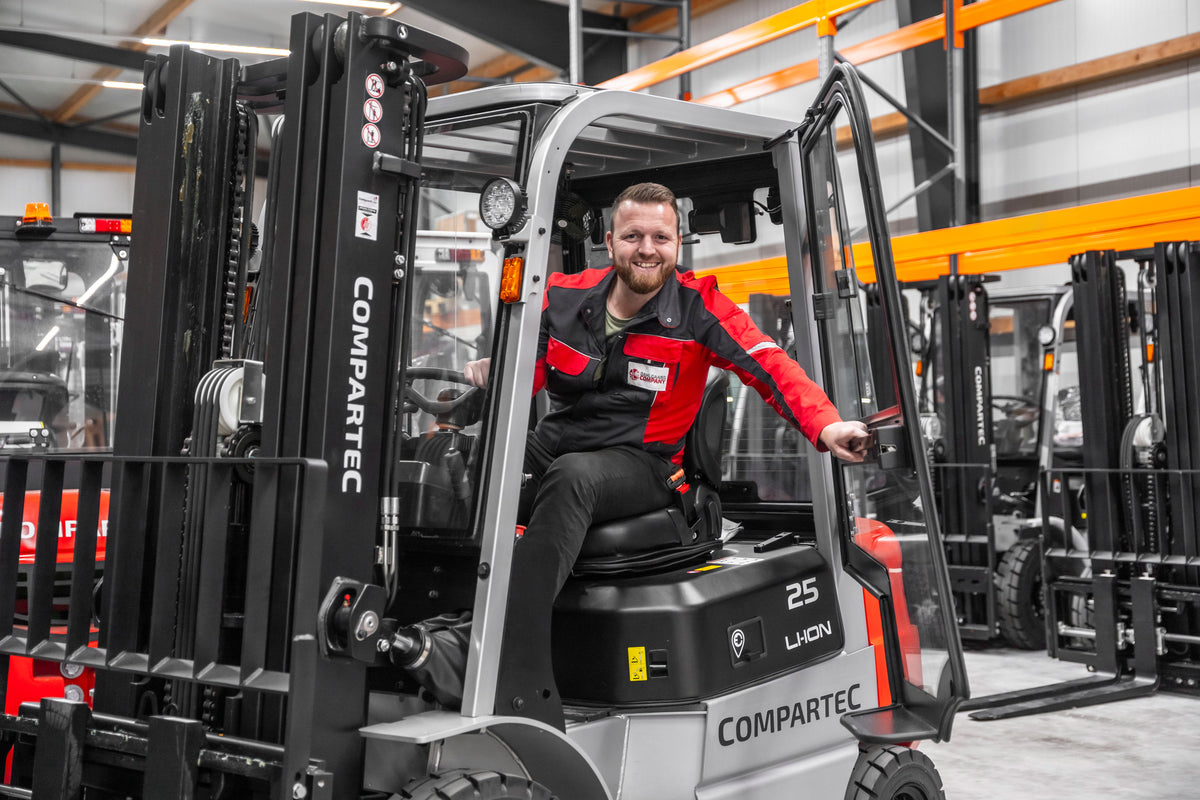 Fører i en elektrisk Compartec gaffeltruck på et dansk lager