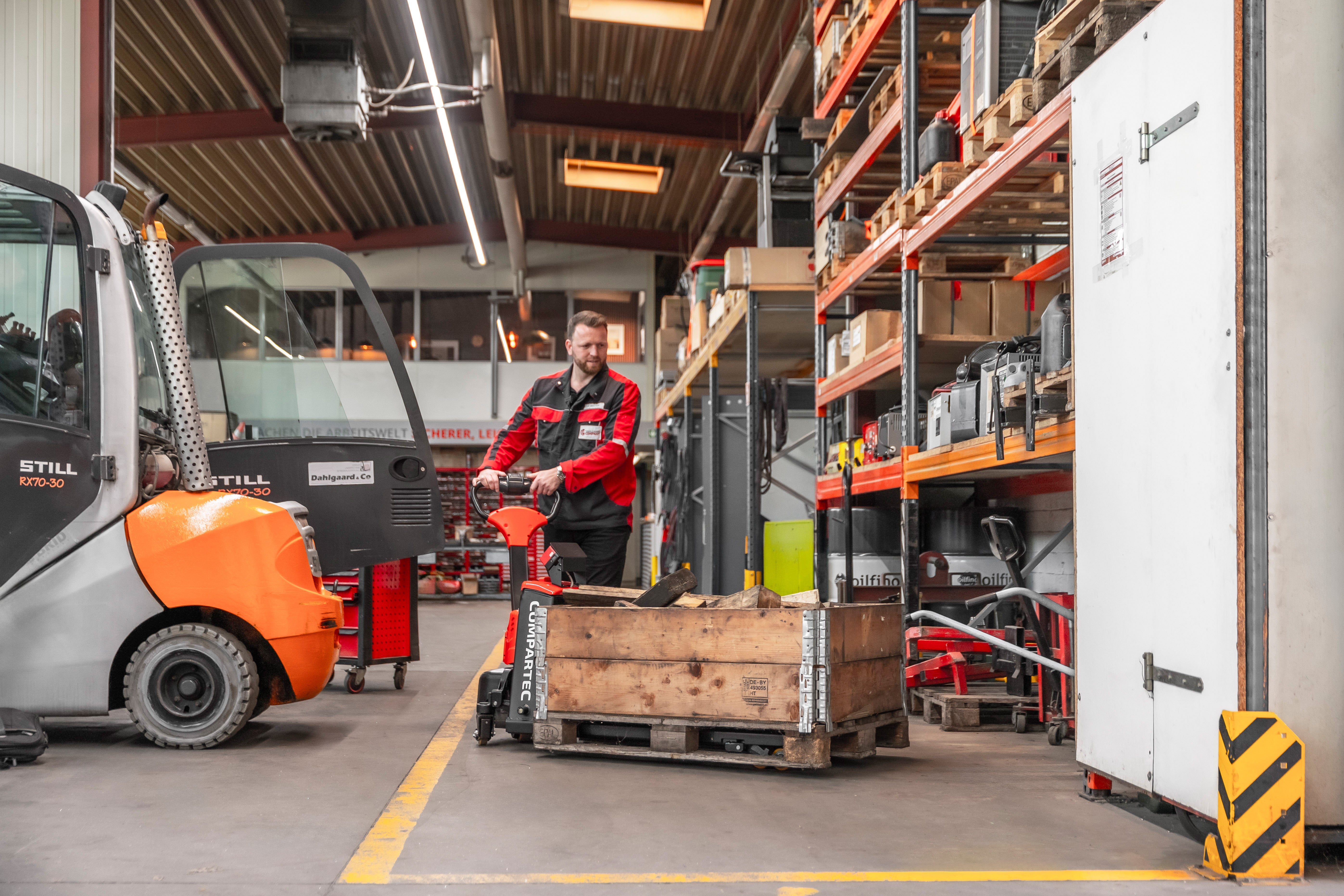 Servicearbejde på lager med gaffeltruck og elektrisk palleløfter