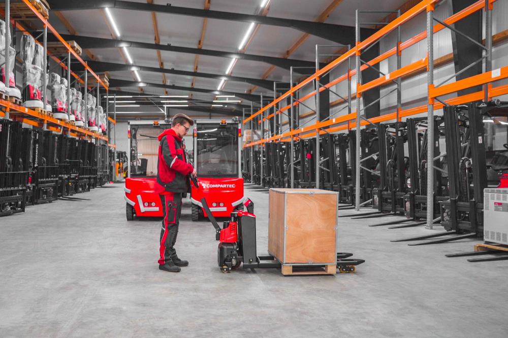 ForkLion PREMIUM El-palleløfter med vægt og støttehjul, 1500 kg kapacitet, inkl. batteri og oplader