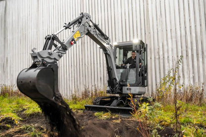 Bobmaster Ultimate diesel minigraver - 2680 kg med drejearm og joystick, inkl. skovlsæt