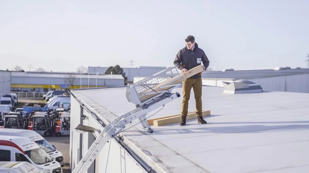 Materialelift i brug på tag